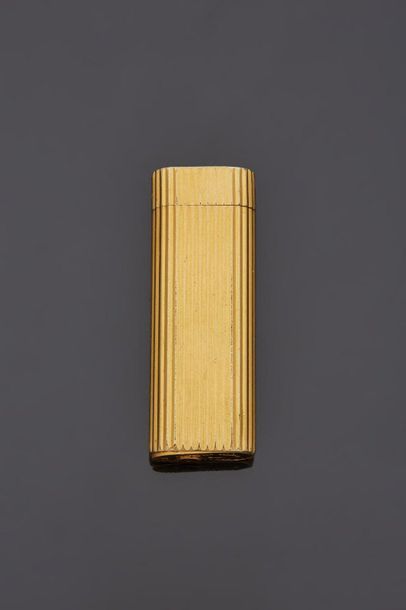 null CARTIER

Gold-plated lighter with fluted decoration.

Signed and numbered 078397.

Height...