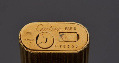null CARTIER

Gold-plated lighter with fluted decoration.

Signed and numbered 078397.

Height...