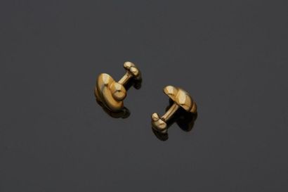 null Pair of gilt vermeil cufflinks in the shape of a stylized bow.

Weight: 12 ...