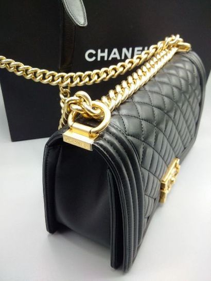 null CHANEL - Sac "Boy" en cuir matelassé noir, garniture en métal doré, avec bandoulière....