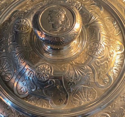 null CHAMBERY BEFORE 1750

Covered silver bowl, the border molded with gadroons,...