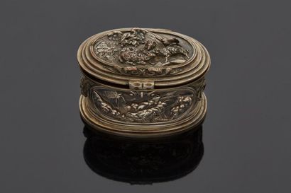 null Theophile HINGRE (1832-1911)

Small covered jewellery box in silver plated metal...