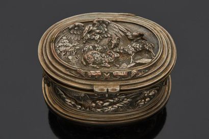 null Theophile HINGRE (1832-1911)

Small covered jewellery box in silver plated metal...