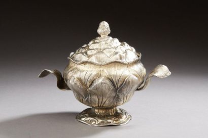  RUSSIA 19th century 
Silver and vermeil sugar bowl on a pedestal set with an artichoke...