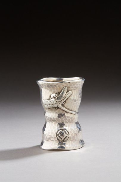 null TIFFANY New-York, hammered silver double eggcup decorated with a dragonfly and...