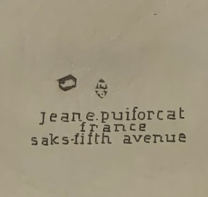 null PUIFORCAT pour SAKS 

Boîte tronconique d'époque art déco en argent, le couvercle...