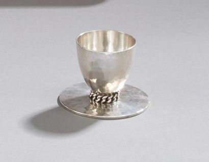 null Jean DESPRES (1889-1980) 

Egg cup in hammered silvery metal with gourmet mesh...