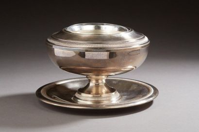 null Caviar pot and its saucer in silvery metal decorated with friezes of gadroons.

Height:...