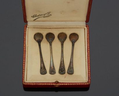 null Four silver salt shovels, the shell spoon and the spatula decorated with shells...