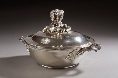 null FOUQUET GUEUDET in Paris

A silver covered vegetable dish with a finely chiselled...