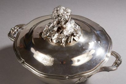 null FOUQUET GUEUDET in Paris

A silver covered vegetable dish with a finely chiselled...
