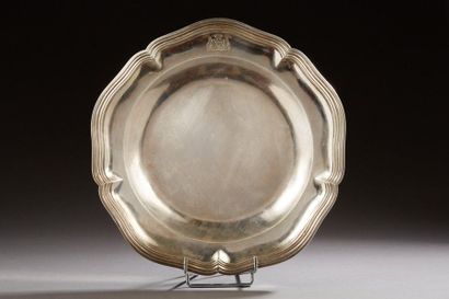 null François DIOSNE goldsmith

Round silver dish, the edges scrolled and moulded...
