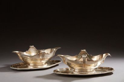 null BOINTABURET

Pair of silver saucers resting on a pedestal underlined by a gadroon...