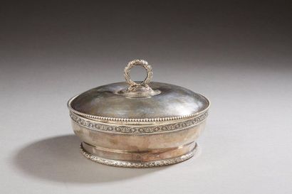 null A. RISLER & CARRE, Boîte ronde couverte en argent à décor d'une frise de perles...
