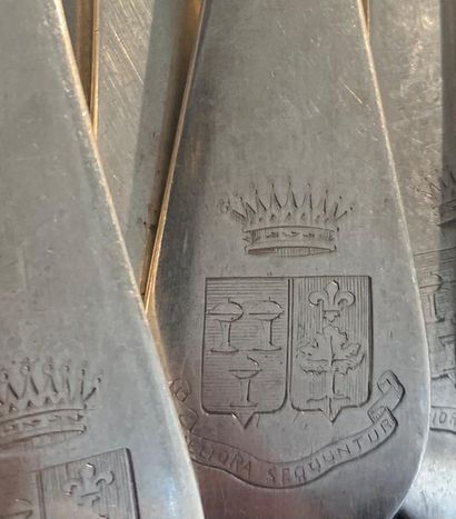 null Dix fourchettes en argent, modèle uniplat, la spatule gravée d'armoiries d'alliance...