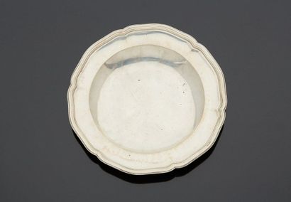 null Plat miniature en argent à bords mouvementés, moulurés et chantournés. (usures)

Poinçon...