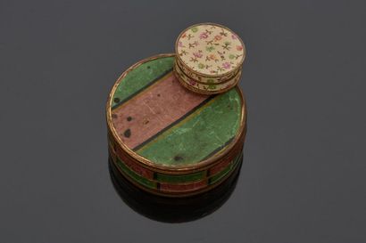 null Round pill box in red and green cardboard with golden copper ring. (tears) Diameter:...