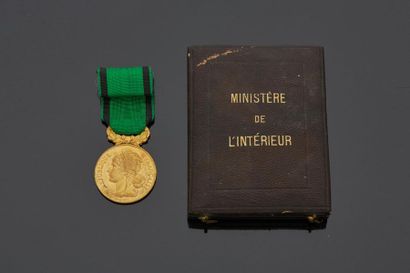 null Une médaille "Société nationale d'encouragement du bien" en métal doré. Dans...