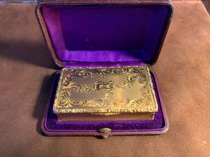 null Snuff box in 18 k (750 thousandths) yellow gold, rectangular shape, with chiselled...