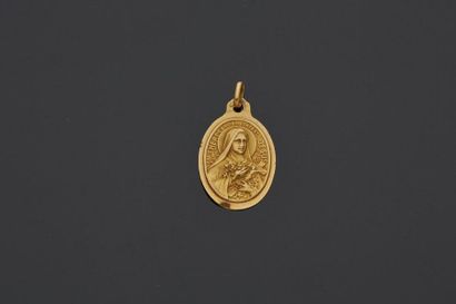null Médaille ovale en or jaune 18 k (750 millièmes) représentant le buste de sainte...