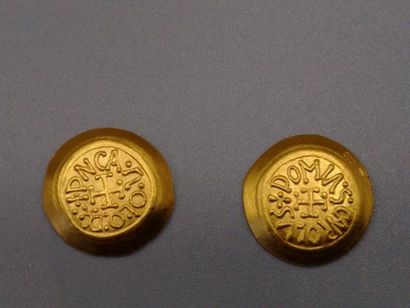 null Two concave 24 k (999 mm) gold tokens with a cross in the centre.

Weight: 3...