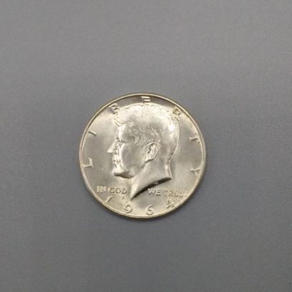 null Demi Dollar en argent "Kennedy half dollar".

Tête nue du 35e président des...