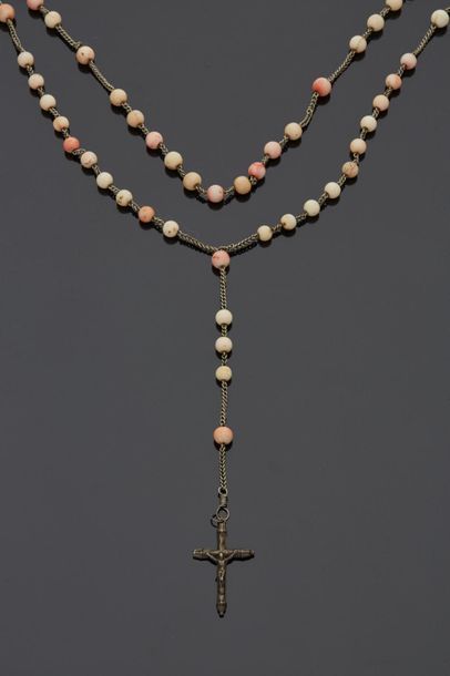 null Chapelet en argent orné de perles de corail blanc et rose.

XIXe siècle

Poids...