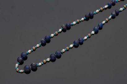 null Collier de perles orné en alternance de lapis lazuli, perles d'eau douce, perles...