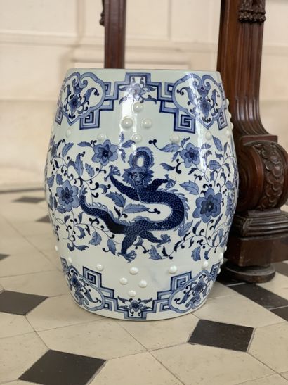 null Deux tabourets tambour en porcelaine de Chine à décor en bleu sous couverte...
