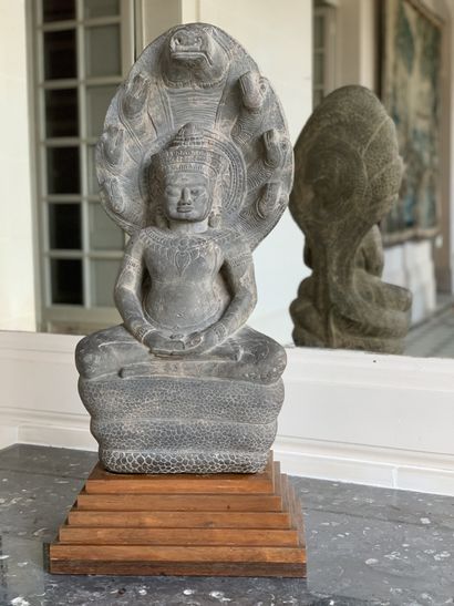null 
CAMBODGE - style khmer




Importante statue en grès gris représentant bouddha...