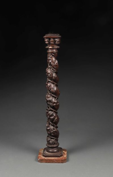 null Lampe en bois sculpté constituée d'une petite colonne torse sculptée à pampres...