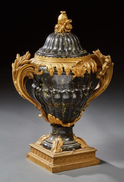null Grand vase couvert d'ornement en forme d'urne en marbre vert et bronze doré...