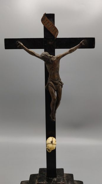 null Christ on the cross in bronze with brown patina "Christo Morto", cross in blackened...