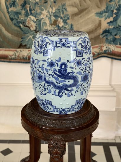 null Deux tabourets tambour en porcelaine de Chine à décor en bleu sous couverte...