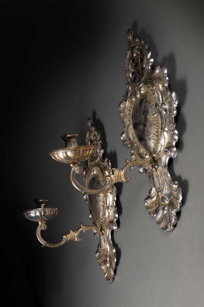 null 
Paire de bras de lumière en cuivre et bronze argenté à décor au repoussé de...