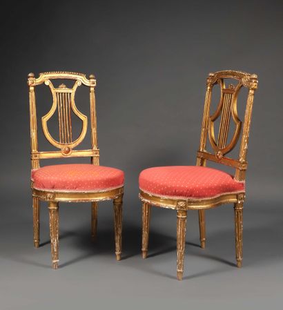 null Paire de chaises en bois redoré et sculpté à dossier ajouré en forme de lyre...