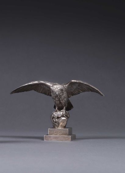 null D'après Antoine Louis BARYE (1796-1875)

Hibou aux ailes déployées

Argent ciselé....