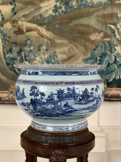 null 


CHINA - 18th century




A large round white porcelain bowl decorated in...