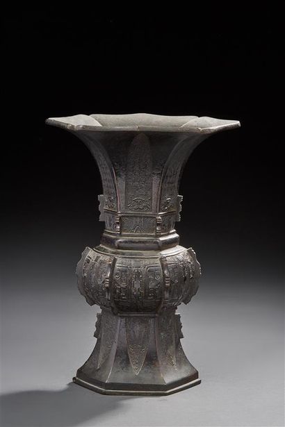 null Vase Gu en bronze patiné hexagonal à décor stylisé. 

Chine XVIIIe siècle

Hauteur...
