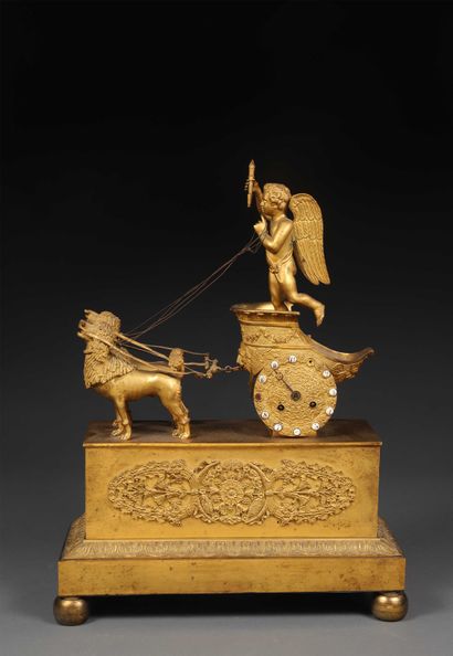 null Pendule en bronze doré représentant Cupidon sur un char tiré par deux chiens,...