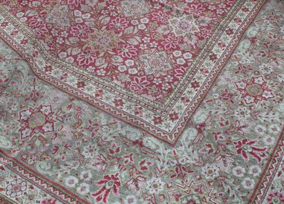 null 
Large wool and silk carpet in the oriental style, decorated with flowers on...