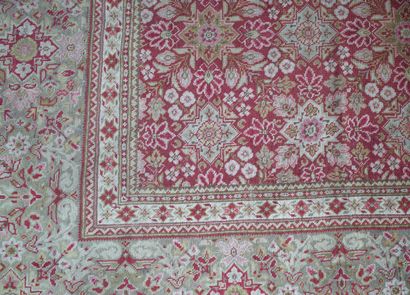 null 
Grand tapis en laine et soie de style oriental, décor de fleurs sur fond rouge.




Europe,...