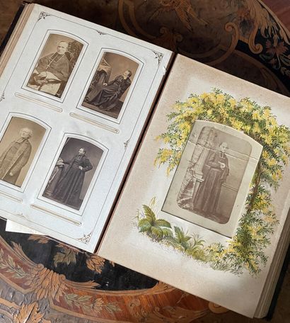 Album de photographies anciennes représentant...