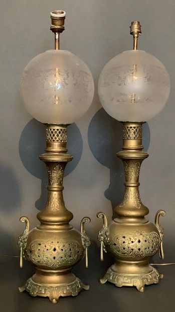 null Pair of oil lamps in gilt bronze, resting on four feet, with openwork decoration,...