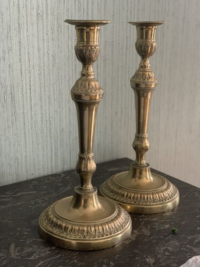 null Pair of Louis XVI period bronze candlesticks.