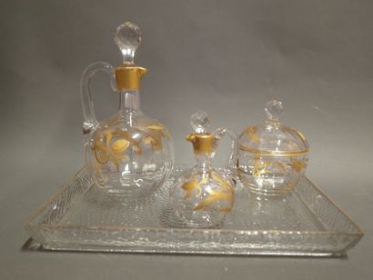 null Tray, two carafes and a candy box in crystal with gold decoration. 

(Accidents...