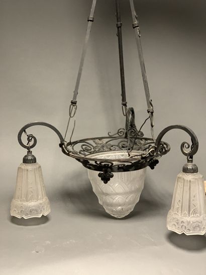 null Pierre MAYNADIER, three-light chandelier and central basin, in metal and moulded...
