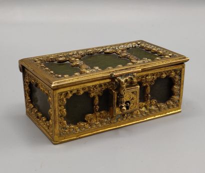 null Small rectangular jewelry box in gilt bronze with openwork decoration on all...