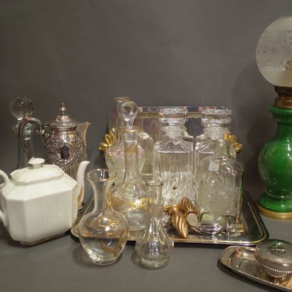 null Lot of carafes and various glassware, lot of silver plated metal, mismatched...