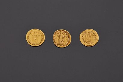 null LOT trois pièces or romaines et byzantines :
- VALENS (364-378)
Solidus or :...